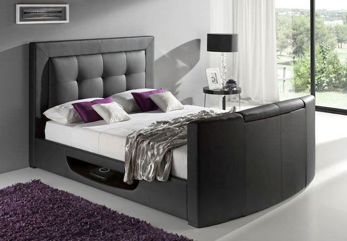 modernes Bett mit Nische unter der Matratze, Schlafdecke aus Satin, Foto auf dem Nachttisch