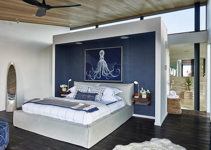 Designer Schlafzimmer in Blau, Flur mit Spiegel, Ventilator an der Holzdecke