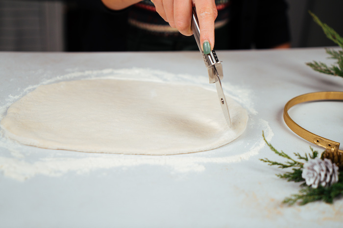 Brötchen mit Mozzarella, mit einem Pizzaroller den Teig in gleich große Quadrate schneiden