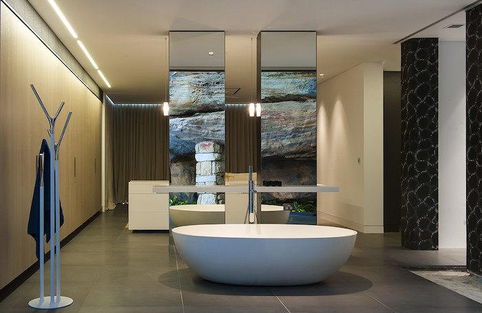 ovale freistehende badewanne aus mineralguss, modernes badezimmer in naturfarben