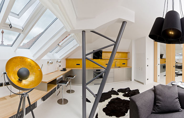 kleine wohnung einrichten schöne ideen gelb graues wohnung design fellteppich sofa