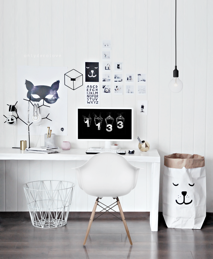 Arbeitszimmer in Weiß, Fotos an der Wand, Schreibtisch aus Holz, weißer Kunststoffstuhl