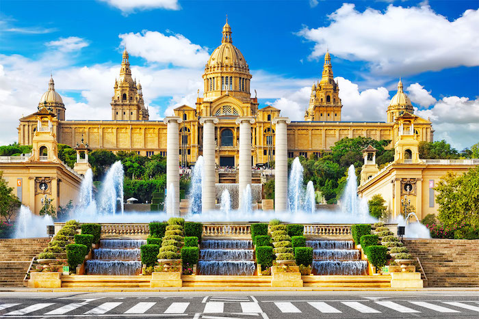 barcelona reiseführer, montjuic, gebäude mit großen fontänen, spanien