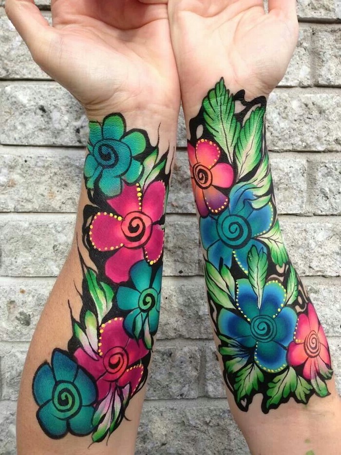 großes blumen tattoo am arm, farbige tätowierungen mit blumen-motiven