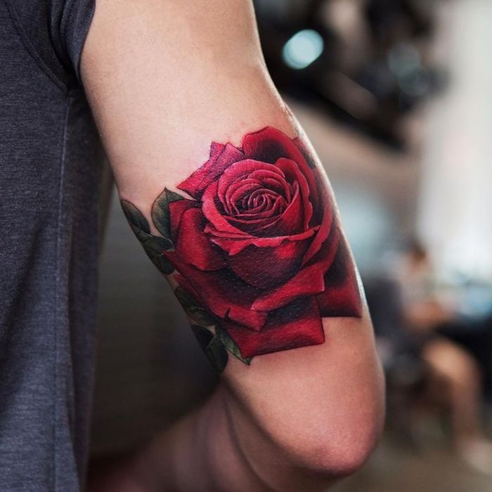 mann mit farbigem blumen tattoo, große rote rose am oberarm