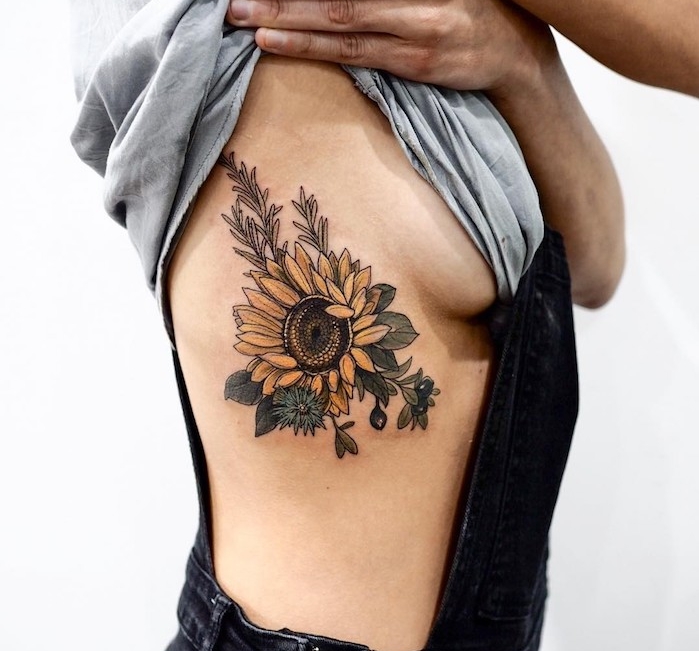 blumen tattoos für frauen, frau mit sonnenblumen-tattoo an der körperseite
