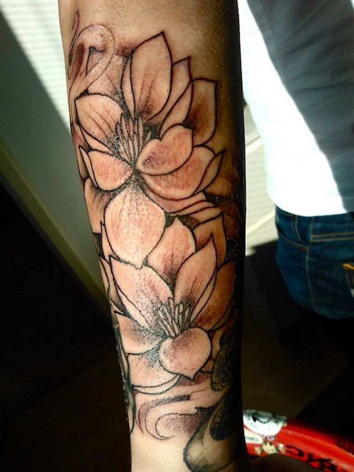 Blumen tattoo frauen arm 