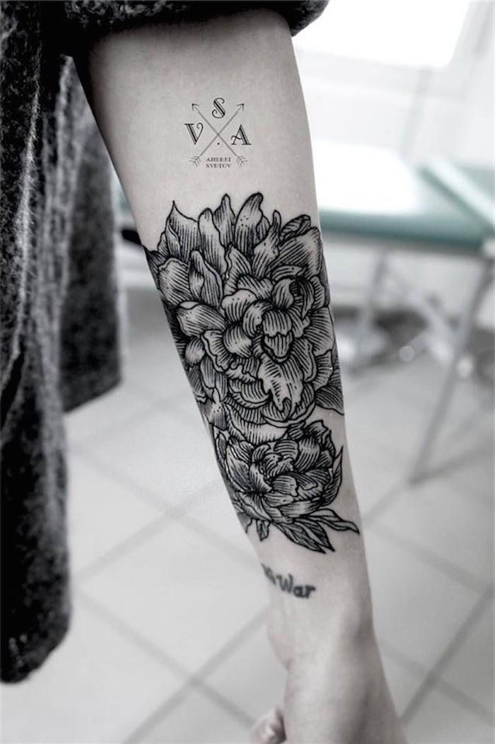 tattoo bedeutung, tätowierung in schwarz und grau mit blumen und kompass