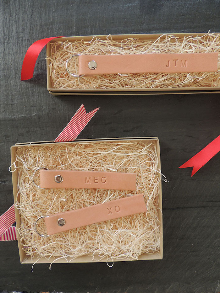 weihnachtsgeschenke selber machen, schlüsselanhänder aus echtleder dekoriert mit buchstaben