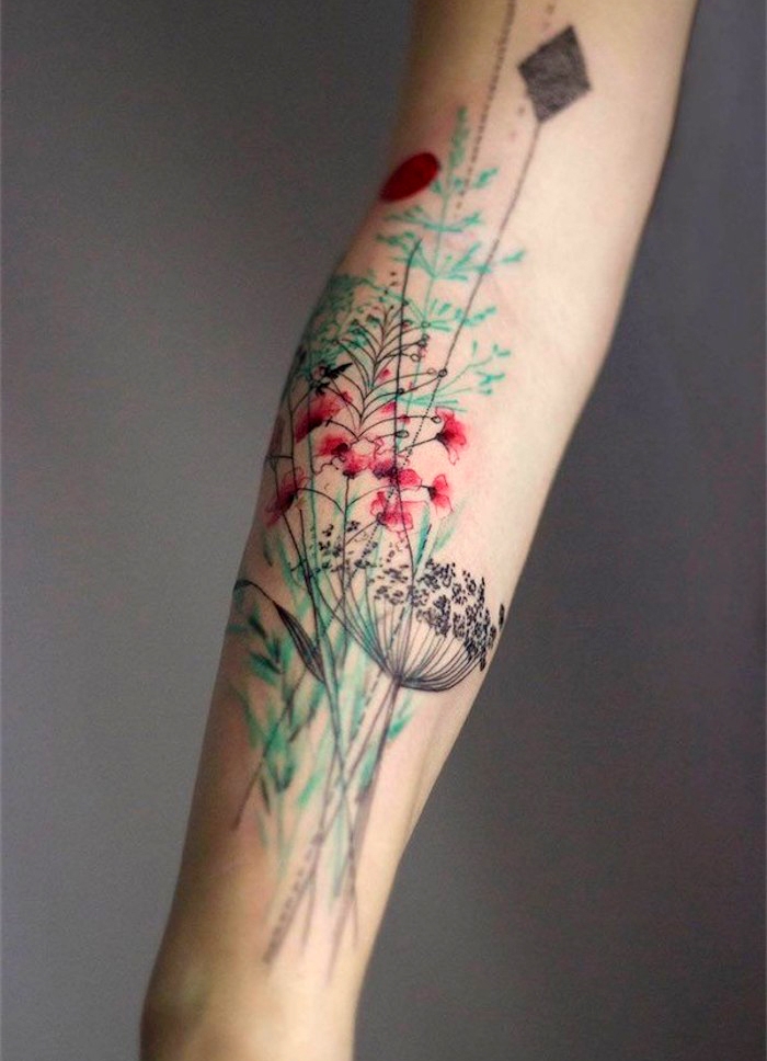 blumenranke tattoo am oberarm, farbge tätowierung mit vielen blüten
