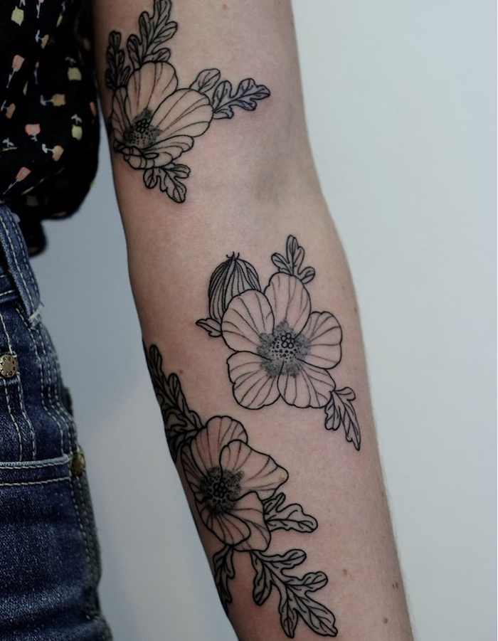tattoo bedeutung, viele kleine blumen in schwarz und grau an den ganzen arm