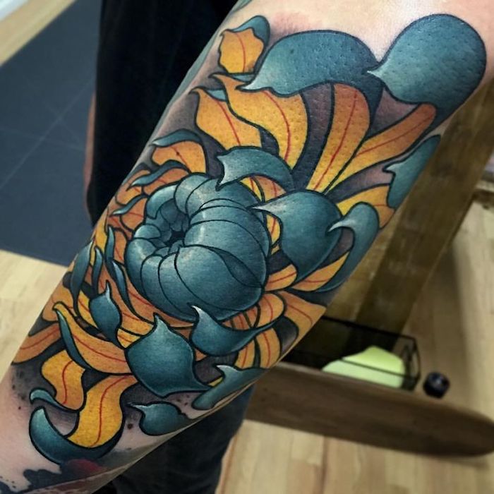 farbige blumen tattoos, großes chrysantheme tattoo am unterarm
