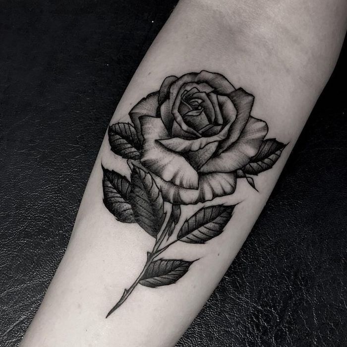tattoo bedeutung, oberarm tätowieren, schwarz-graues rosen-tattoo