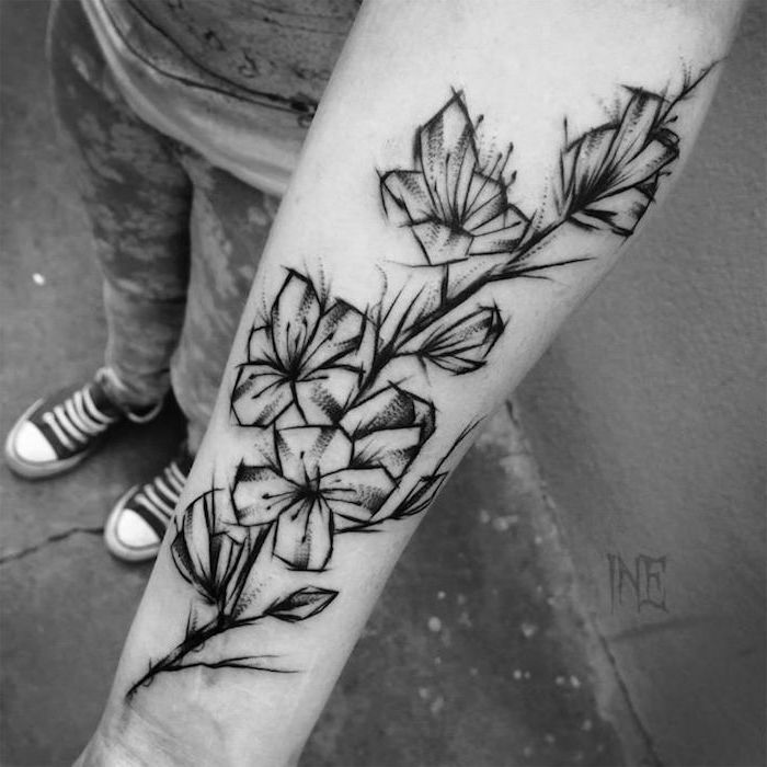 tattoo bedeutung, abstrakte tätowierung in schwarz und grau am unterarm
