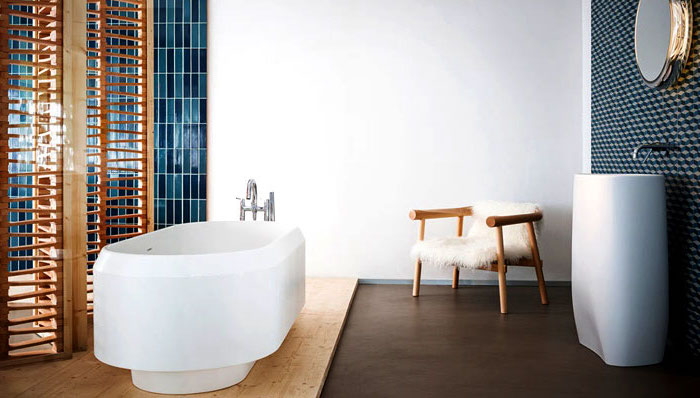 moderne bäder, blaue mosaikfliesen, ovale weiße badewanne, langhausstil