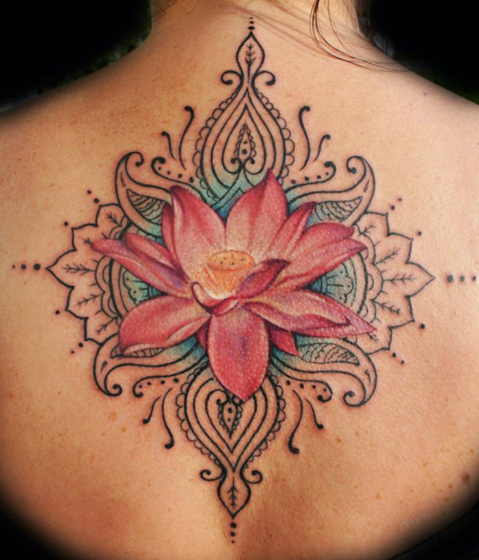tattoo rücken frau, detailierte tätowierung mit rosa lotus