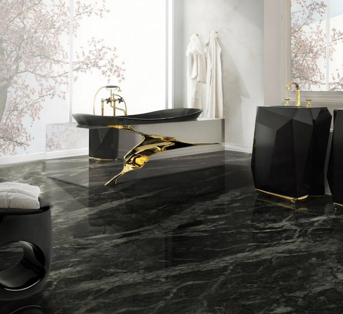 moderne bäder in schwarz und weiß, schwarze marmorfliesen, designer badewanne mit goldenen elementen