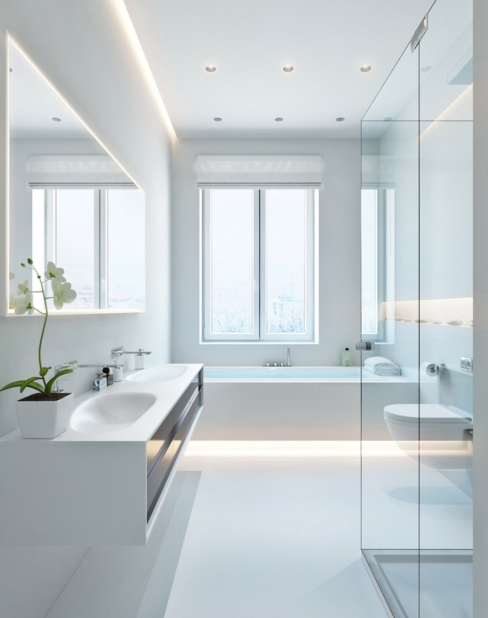 bad einrichten in weiß, duschkabine aus glas, eingebaute badewanne
