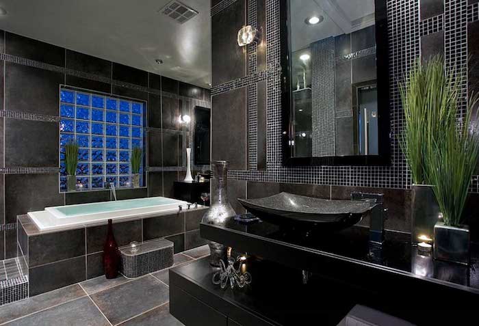 bäder ideen, schwarze marmorfliesen, eingebaute badewanne, waschbecken aus naturstein