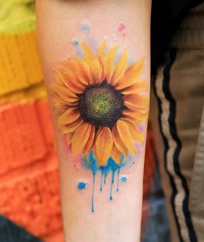 blumen tattoos, farbige tätowierung mit sonnenblumen-motiv, wasserfarben tattoo