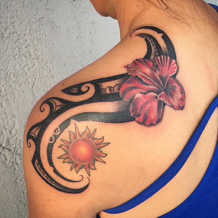 tattoo rücken frau, tribal tattoo in kombination mit roter blüte und sonne
