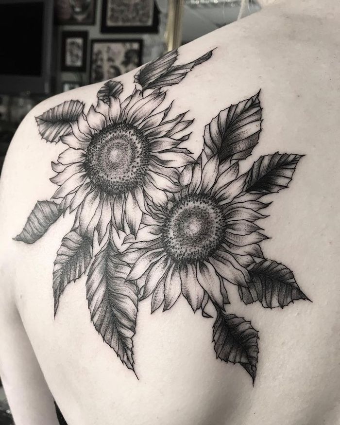 tattoo rücken frau, schwarz-graue tätowierung mit großen sonnenblumen