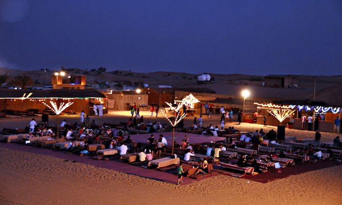 dubai ausflüge nache dem traditionellen beduinen essen kommt es zur show belly dance und tanzen 