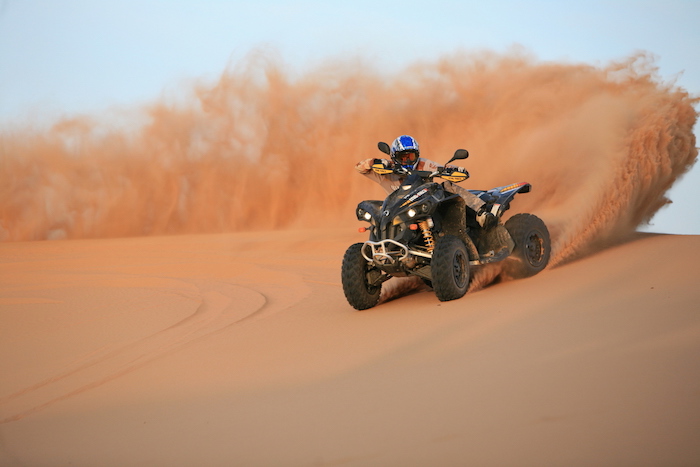 dubai ausflüge atv fahren auf dem sand schöne idee adrenalin sand wüste enthusiasmus