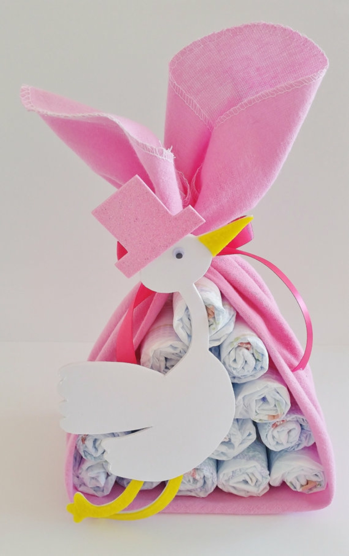 Süßes Babygeschenk für Mädchen, Pampers in rosa Tüte mit Storch, mit großem Band verziert