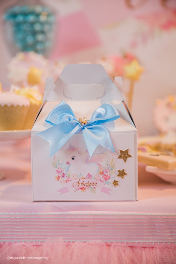 Babygeschenk wunderschön verpackt, weiße Verpackung mit Einhorn und goldenen Sternchen, mit blauem Band verziert