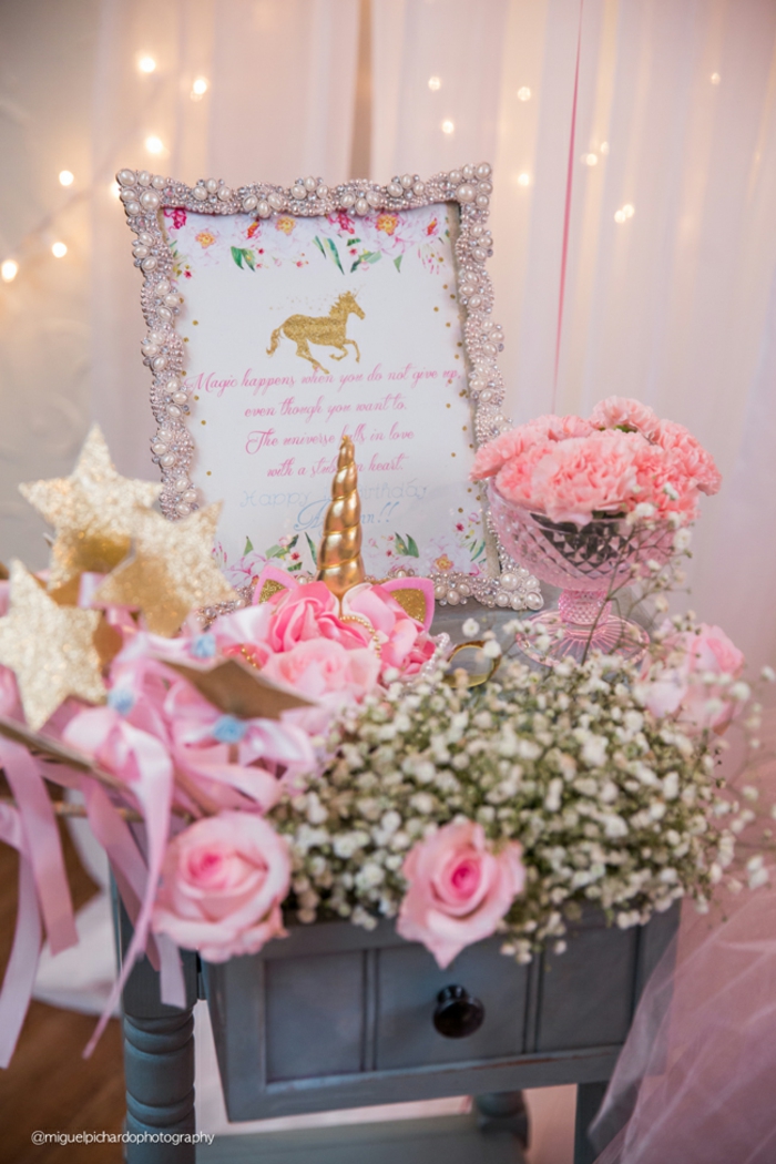 Dekoration für Babyparty, Bilderrahmen verziert mit Perlen, rosafarbene Nelken und Rosen, goldene Sternchen