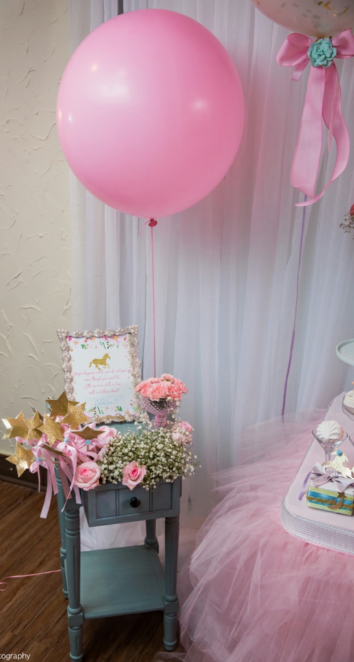 Dekorationsideen für Babyparty in Rosa, große Luftballons, rosafarbene Rosen und Nelken, goldene Sternchen und schön verzierter Rahmen