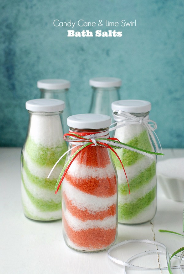Badesalz selber machen, DIY mit Kindern, in Glasflaschen, mit Bändchen verziert, zweifarbig- rot und weiß, grün und weiß