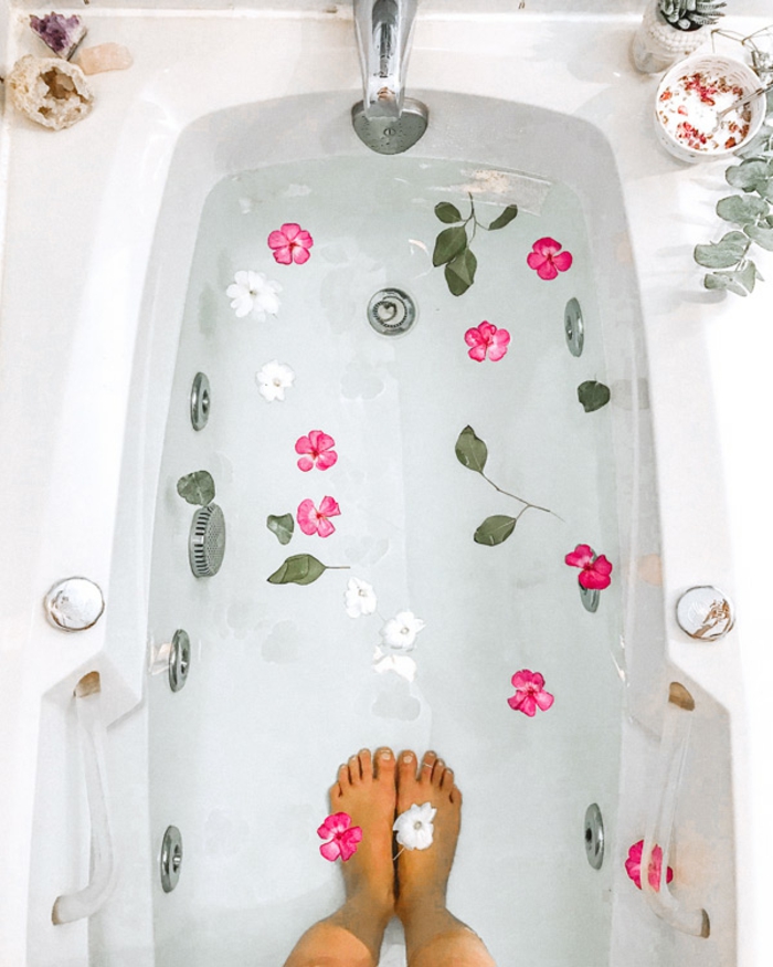 Aromatherapie im eigenen Badezimmer, Badesalz mit Blüten und Blättern, Hausmittel für höchste Entspannung