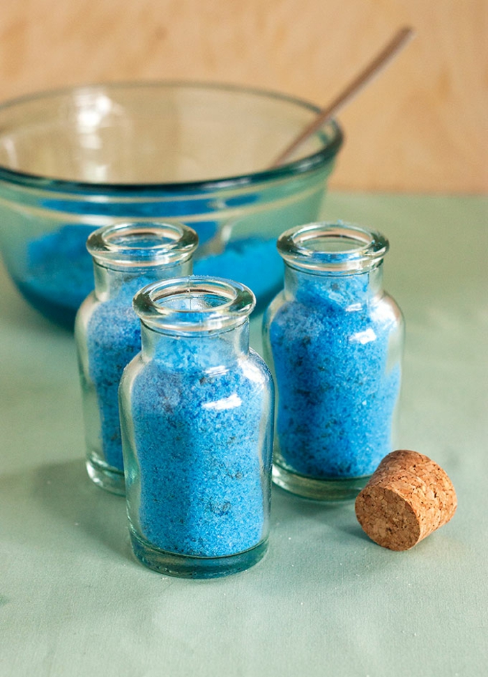 Badesalz gegen Erkältung und Grippe selber herstellen, blaue Farbe, in kleinen Glasflaschen
