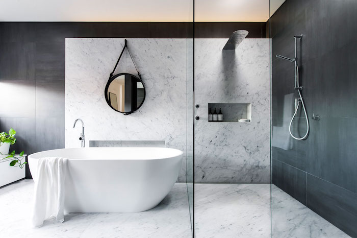 moderne badezimmer mit freistehender badewanne, große duschkabine aus glas