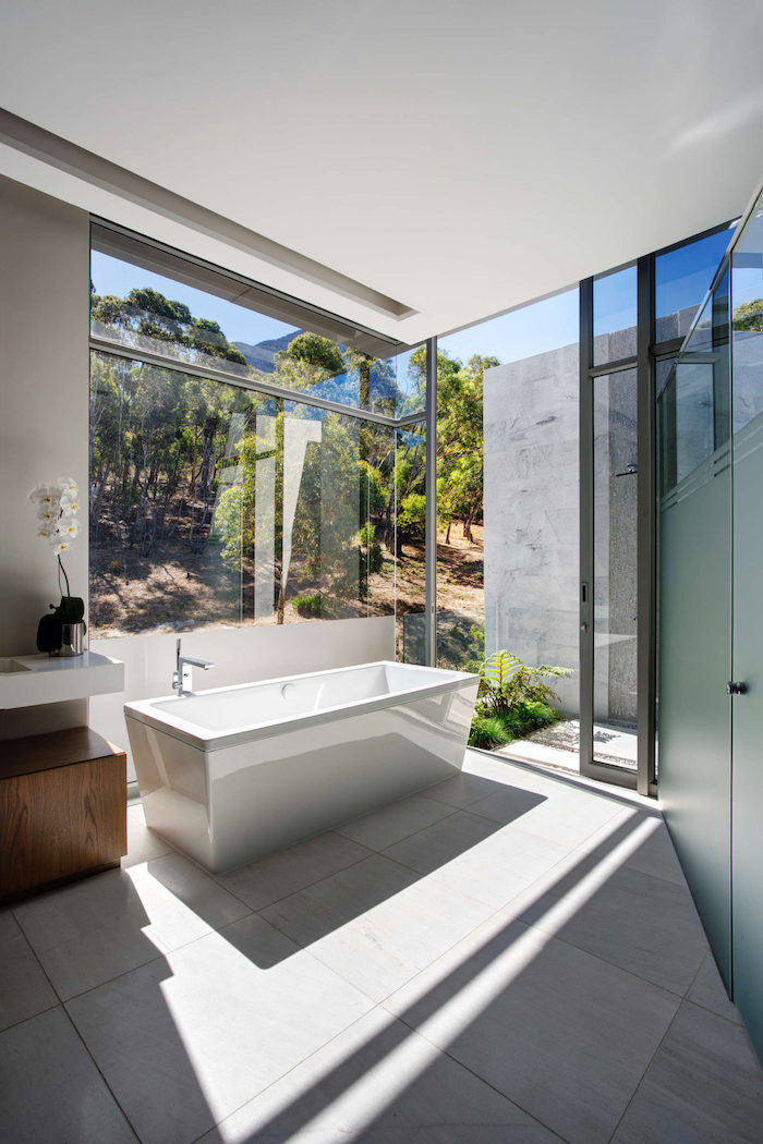 moderne badezimmer, eckige freistehende badewanne, bad mit großen fenster