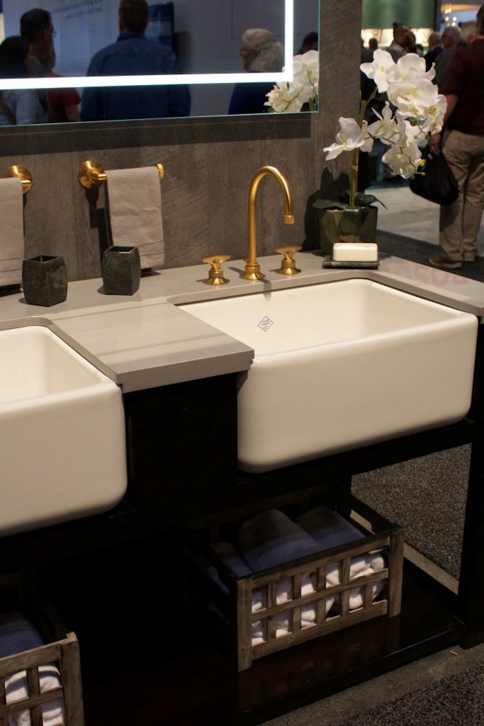 badezimmergestaltung in braun, weiße eckige waschbecken mit goldenen hähnen