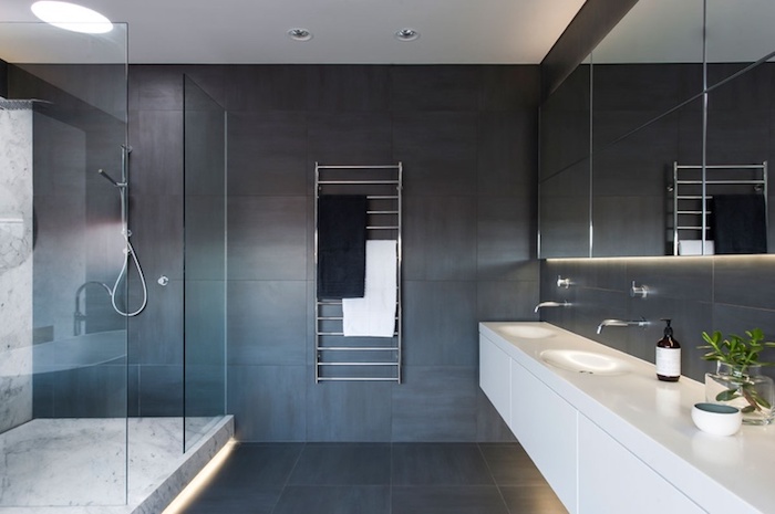badezimmergestaltung in weiß und grau, große duschkabine aus glas