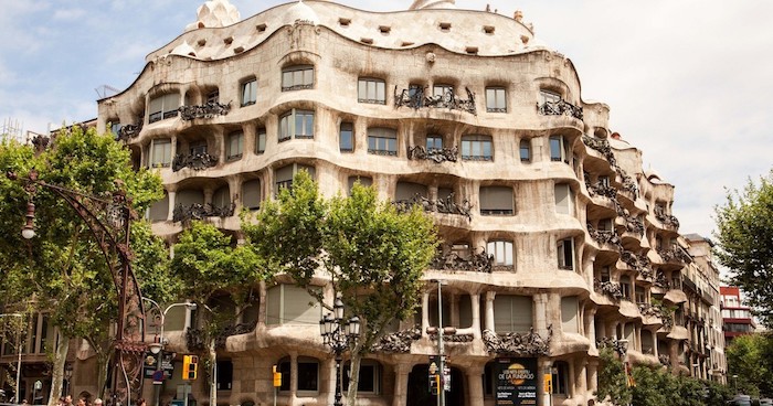 barcelona reiseführer, gebäude mit mittelalterlicher architektur, casa mila