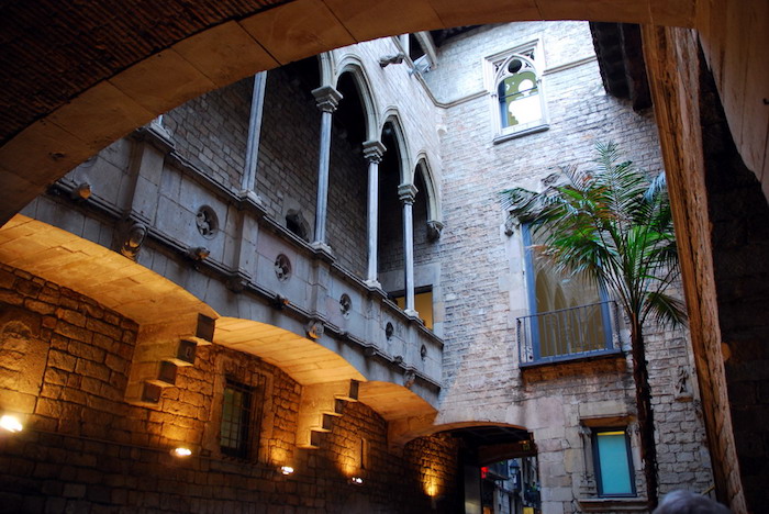 barcelona interessante orte, alte mittelalterliche gebäude in spanien, museum