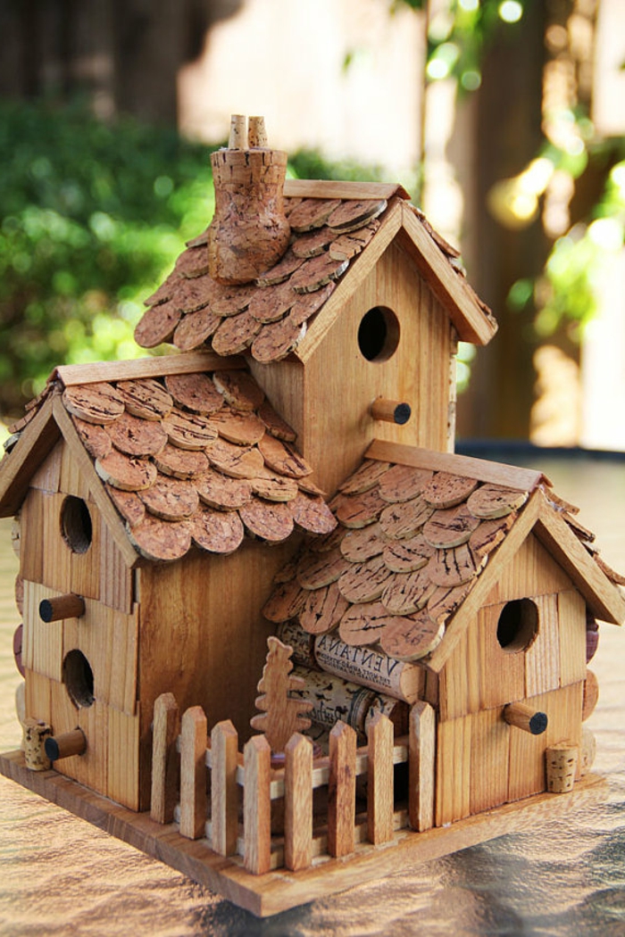 Vogelhaus aus Holz und Korken selber machen, DIY Projekte für Erwachsene, den Vögeln eine Freude machen