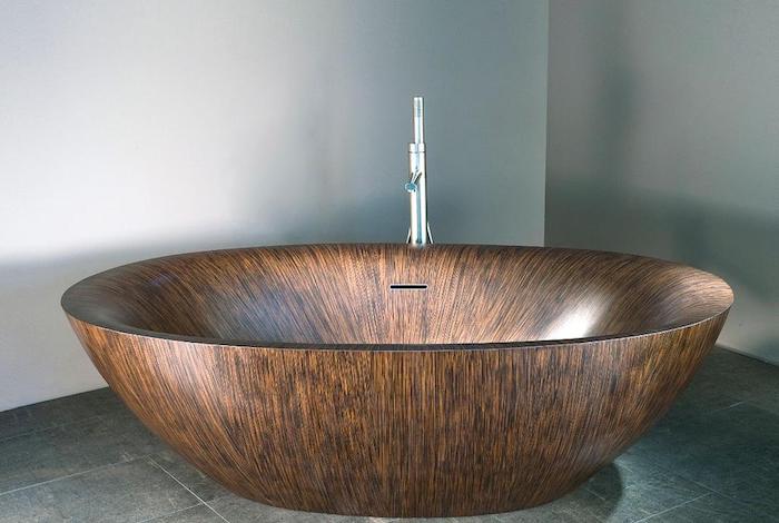 badezimmereinrichtung aus holz, ovale hölzerne badewanne mit silbernerm höhn