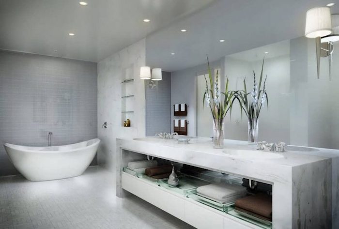 bäderideen, großes badezimmer in grau mit ovaler freistehender wanne 