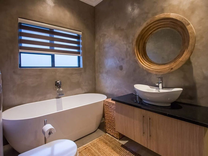 bäderideen, badezimmer im landhausstil, runder spiegel mit rahmen aus holz