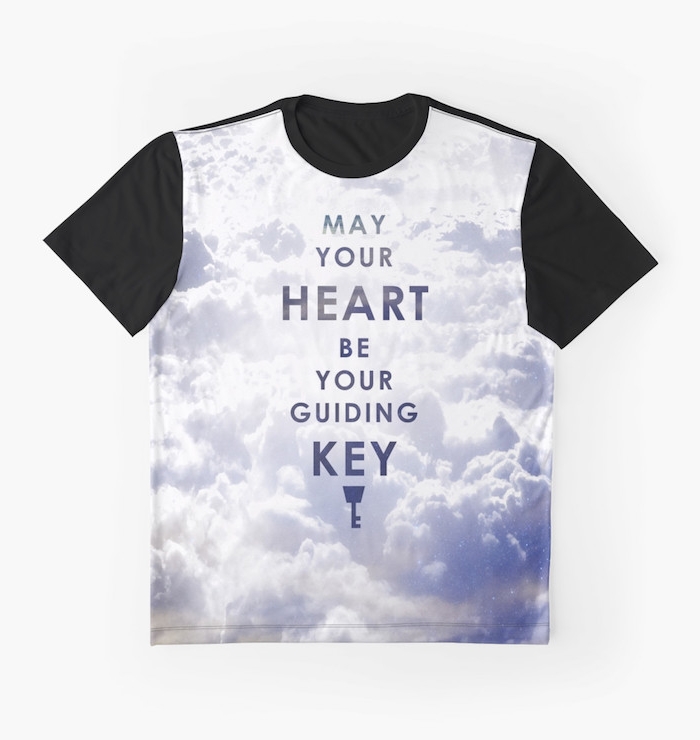 Lass dein Herz dich führen steht auf einem bunten T-shirt - T-shirt gestalten