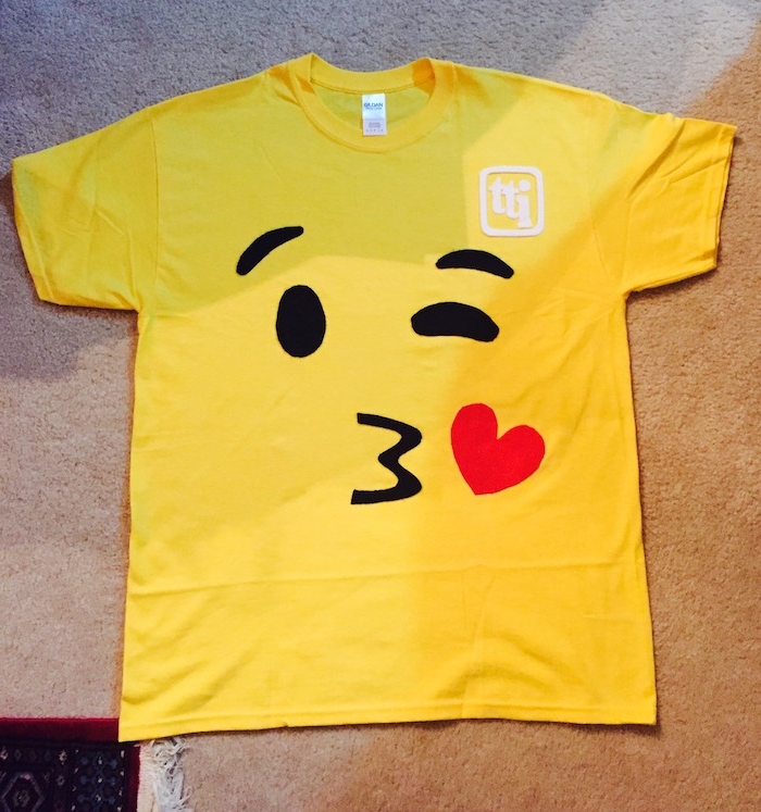 ein gelbes T-shirt mit emoji Gesicht, ein Kuss mit Herzchen - T-shirt gestalten