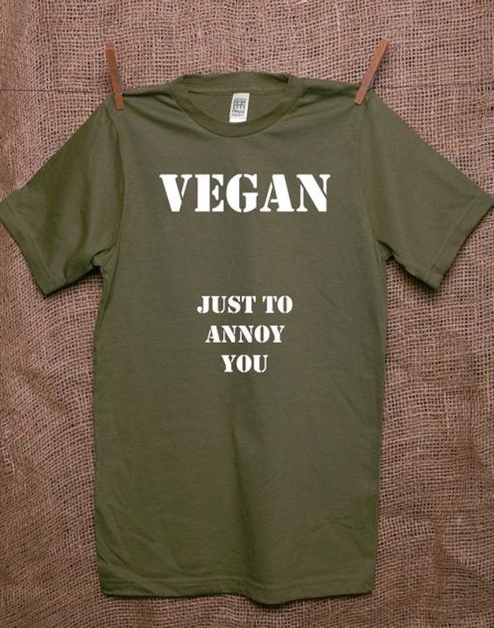T-shirt bedrucken in grüner Farbe und eine Aufschrift Vegan aus natürlichen Materialien