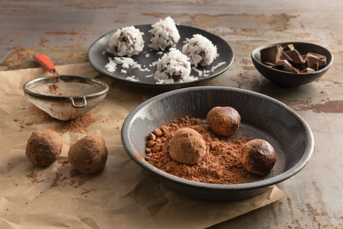 vegane schokolade - rohe praline selber machen kakaopuder nüsse und trockenes obst sind die nötigen zutaten