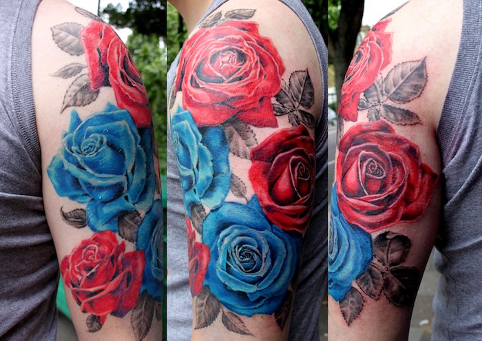 mann mit großem blumen tattoo, farbige tätowierung mit rosen-motiv